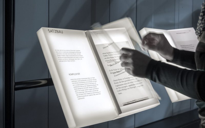 Kleist Museum, Teil Sprache, Leuchtbuch, Folie mit Text, wird geblättert