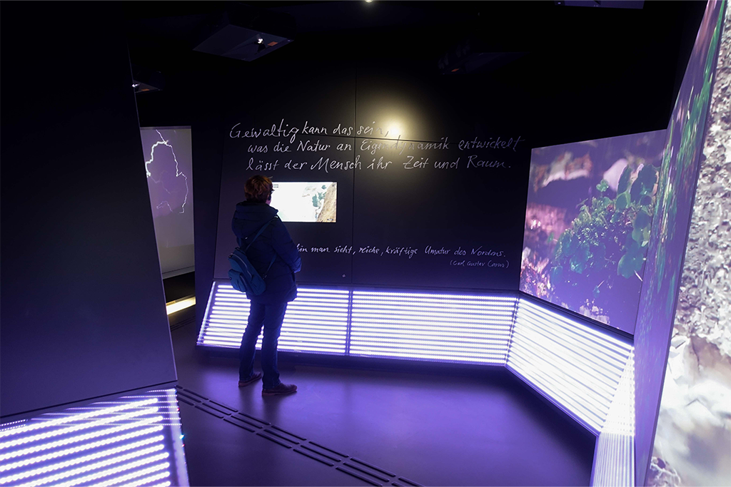 Eingebaute LED-Pixel Matrix verlängert die Projektionen bis zum Boden