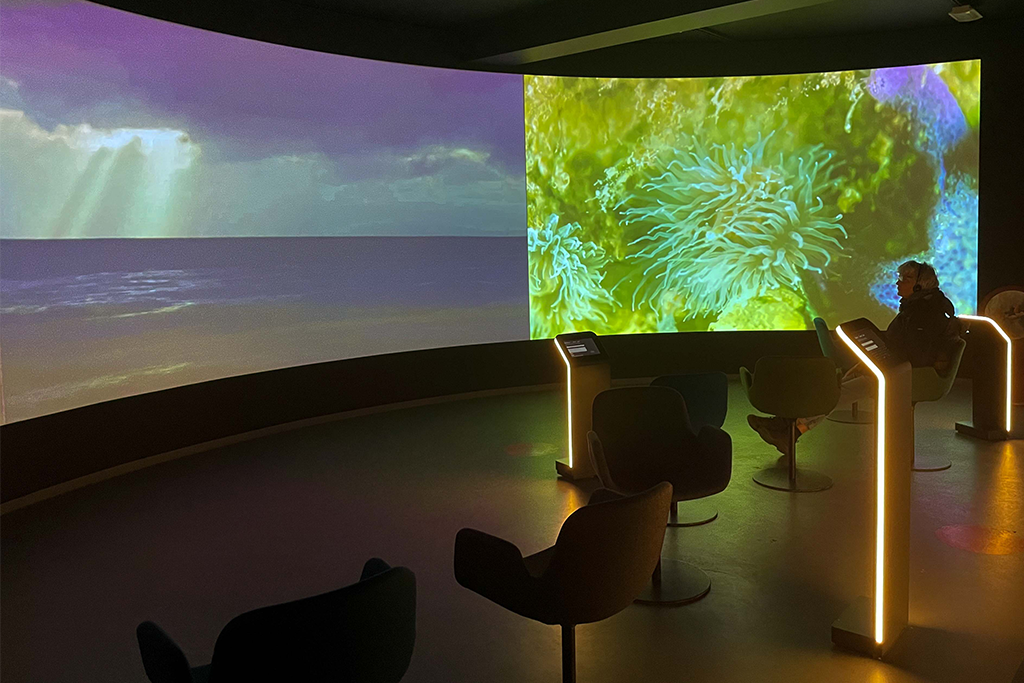 Immersive Beamerprojektion mit interaktivem Gästebuch
