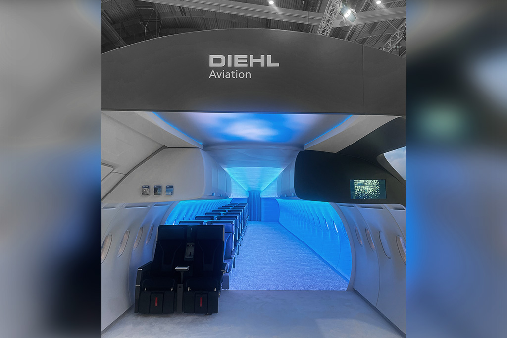 Flugzeugkabine als Mockup mit Beleuchtung an der Decke, den Wänden und vollflächiger Screen an der Rückwand