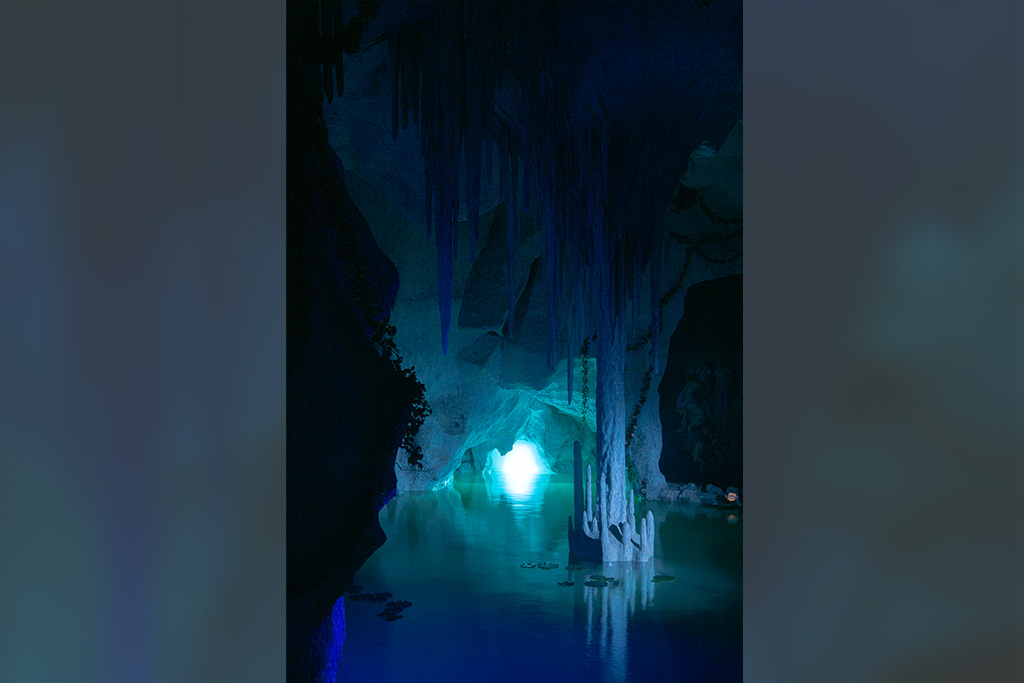 Blick in die Grotte mit einem zentralen hell leuchtend blauen Lichtpunkt