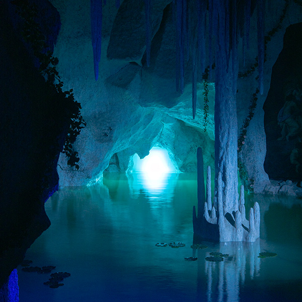 Blick in die Venusgrotte mit einem strahlend blauen zentralen Lichtpunkt