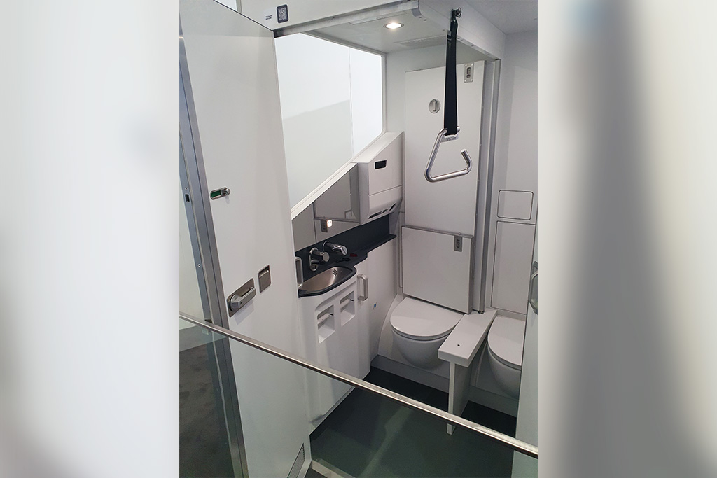 Blick in die barrierefreie Flugzeugtoilette