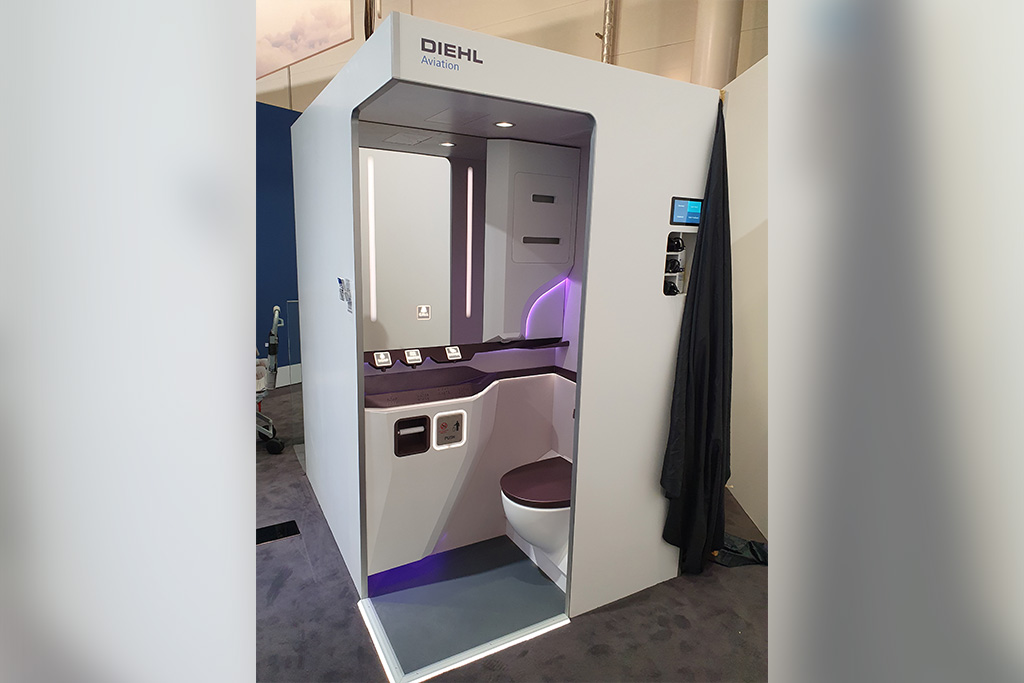 kontrastverstärkende Beleuchtung einer Flugzeugtoilette als Mockup