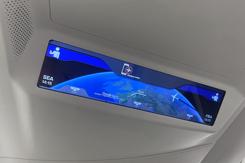 Flugstrecken Anzeige von Frankfurt nach Seattle als Animationsfilm für den Standbymodus, im Hintergrund ist die Erdkugel zu sehen